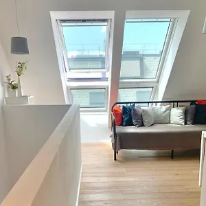 Amazing Location In Near Rathaus Apartment